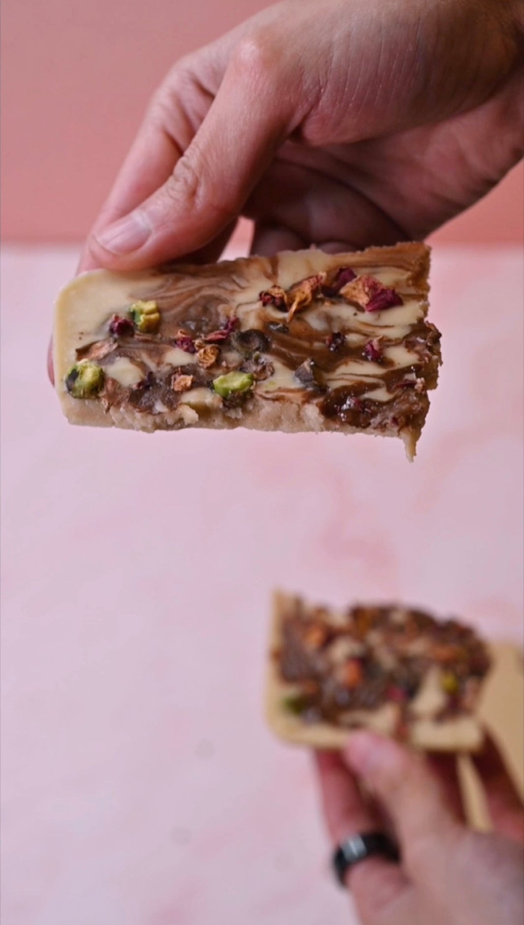 Withe Chocolate-Barks Con Rawtella, Rosas Y Pistaches