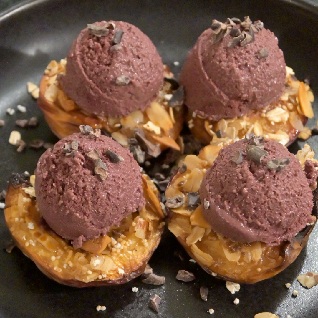 Duraznos rostizados con helado de açaí